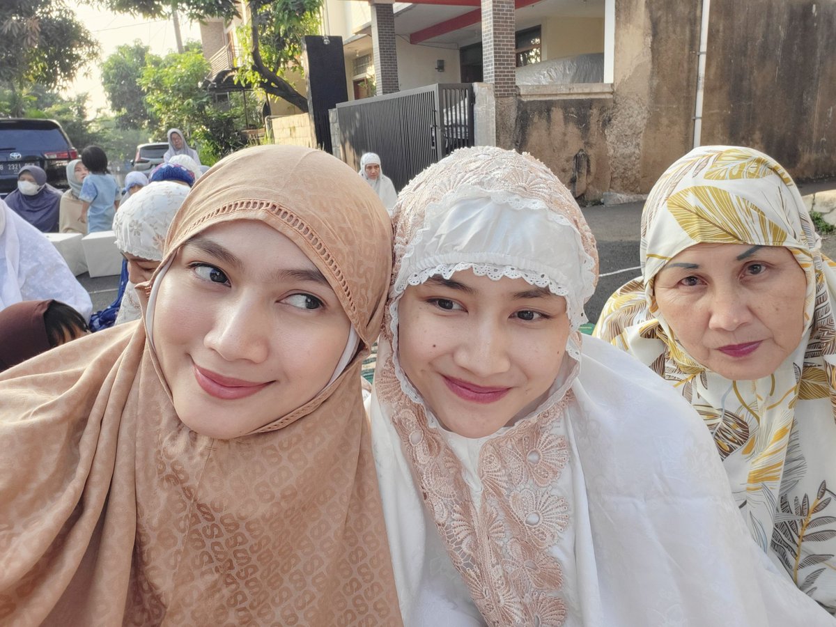 thisfrieska's tweet photo. Happy Eid Mubarak, my dear online friends <333 https://t.co/vU253MwzM0