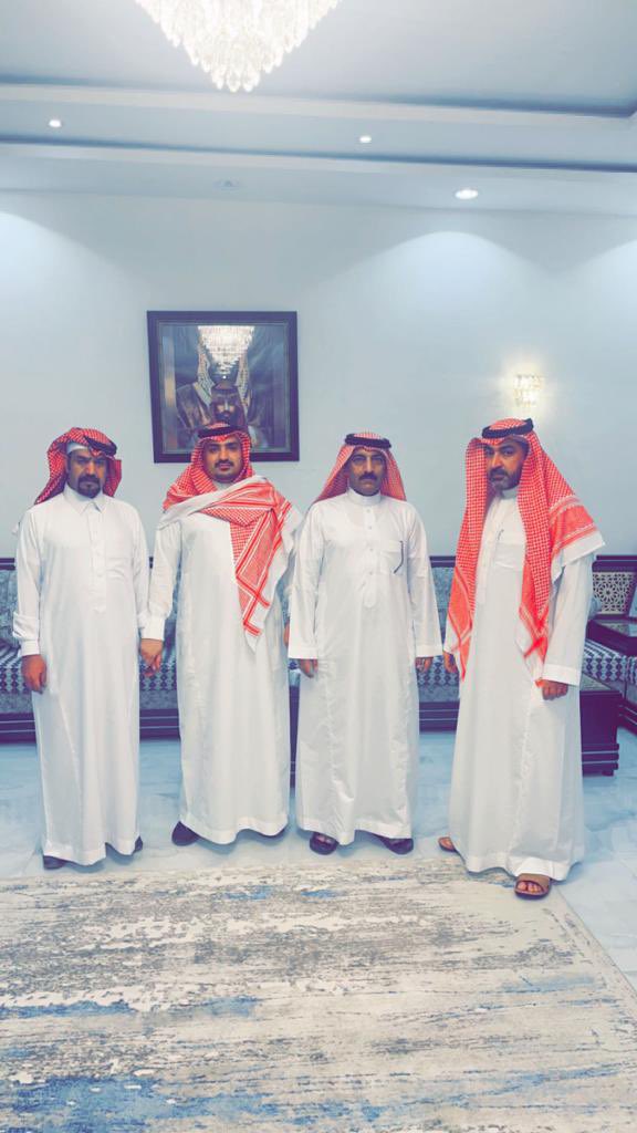 أخي الأكبر وتاج راسي شيخ الشيوخ طلال بن منصور ابن قشعم
والاخ الشاعر وابن العم ابو انور الزقروطي الشمري 
والاخ الشاعر وابن العم عايد الأسلمي الشمري
#كل_عام_انتم_بخير 
#مجالس_القشعم
#شيخ_الشيوخ
<a href="/abomansoar/">طلال منصور القشعم</a>