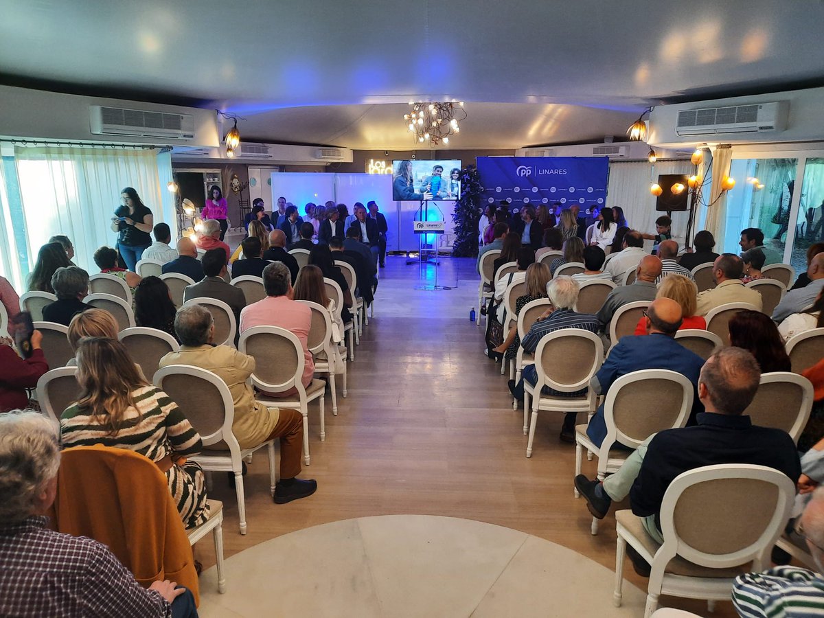 linarespp's tweet photo. 🔵💙 CANDIDATOS | @auxidelolmo destaca la capacidad y solvencia de su equipo para gobernar #Linares y ofrecerle un futuro próspero y lleno de oportunidades

👉 Hoy, acto de presentación de los candidatos del @linarespp para las Elecciones Municipales

ℹ️ https://t.co/FfVTbR507t https://t.co/UdB12cYlXz