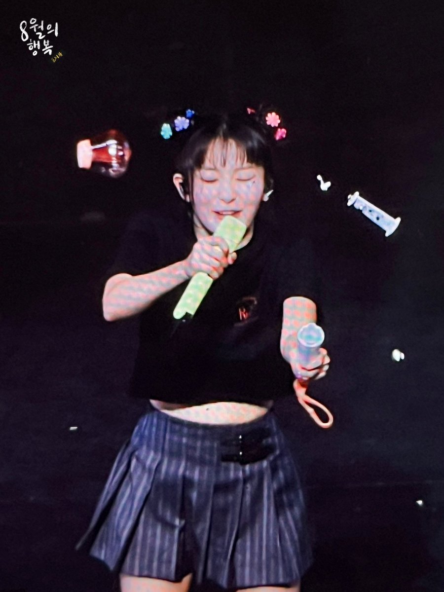 801happiness's tweet photo. [프리뷰] 230421 R to V 싱가폴 콘서트

김만봉… 울 뜰기 어떻게..🤣

#레드벨벳 #슬기 #SEULGI @RVsmtown #RtoV #RtoVinSG #RedVelvetinSG https://t.co/ymjOIKwDww
