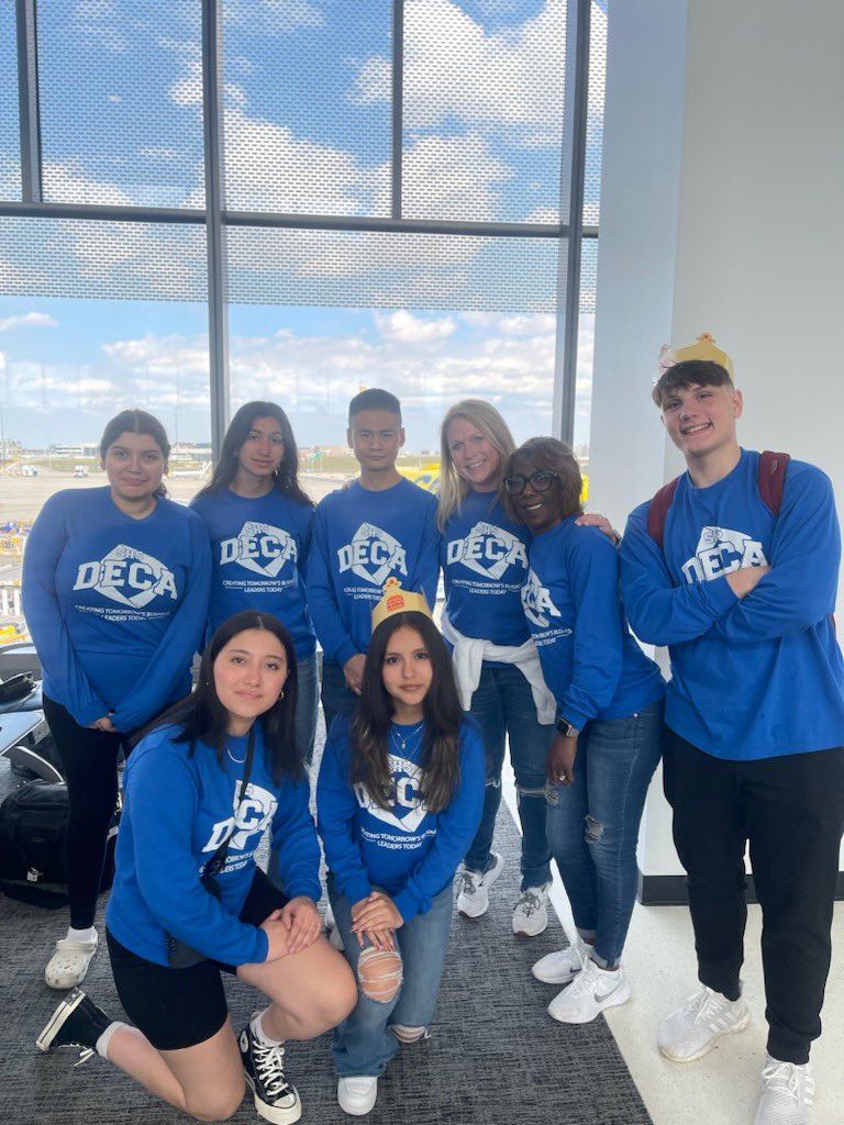 QueenBSHS's tweet photo. #ICDC here we come! Streamwood HS DECA https://t.co/oP7hHQuGCU