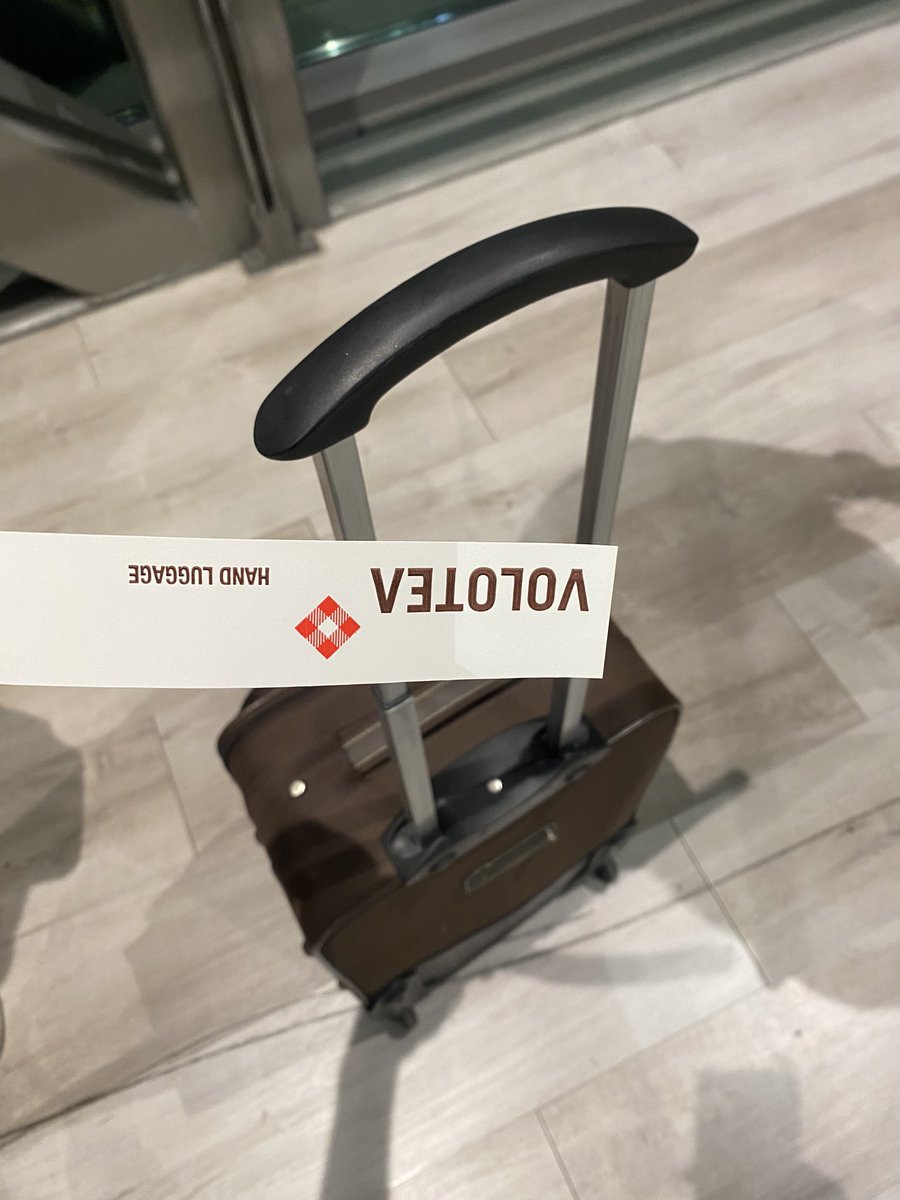 En <a href="/volotea/">Volotea</a> también te tienes que poner tú la etiqueta en la maleta. Se ve que en 1:30 de retraso, no ha habido tiempo…
La próxima vez, si os hace falta, piloto yo el avión, no worries 💪🏻🙌🏻