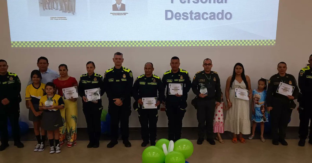 HuilaPolicia's tweet photo. Hoy en la Relación General del departamento de Policía Huila, exaltamos a los policías más destacados del mes de marzo en el servicio por la comunidad, también reconocimos a compañeros policías que ya están en su asignación de retiro. #DiosYPatria https://t.co/S3A7nMP7hX