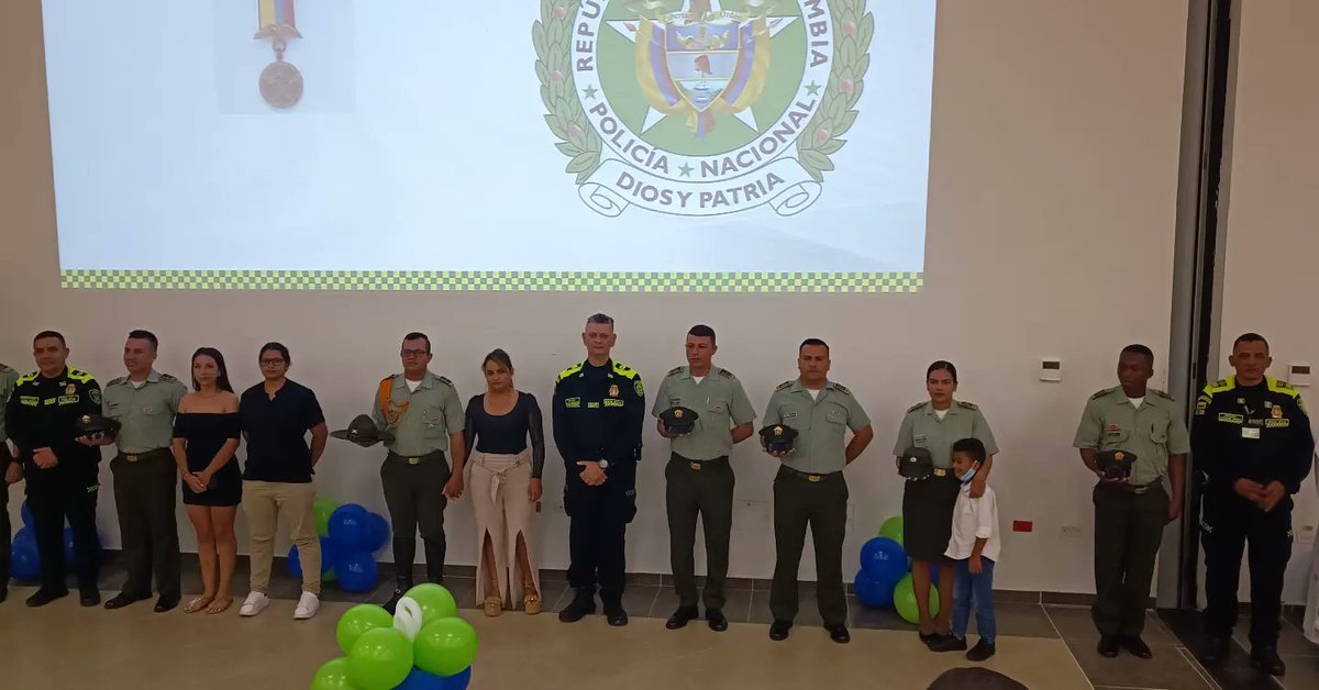 HuilaPolicia's tweet photo. Hoy en la Relación General del departamento de Policía Huila, exaltamos a los policías más destacados del mes de marzo en el servicio por la comunidad, también reconocimos a compañeros policías que ya están en su asignación de retiro. #DiosYPatria https://t.co/S3A7nMP7hX