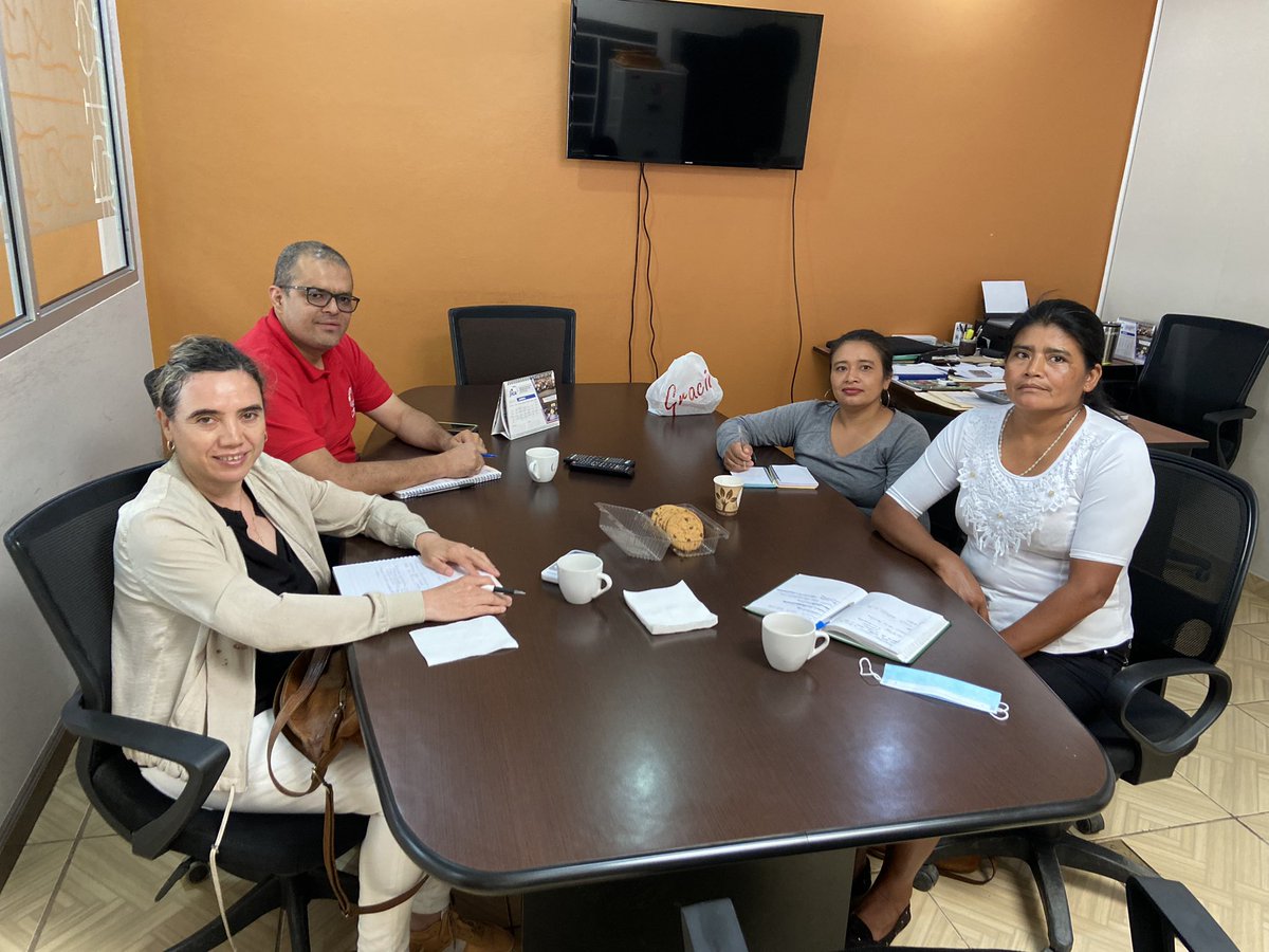 MatheuMaite's tweet photo. Mujeres cafetaleras necesitan precios y mercados más justos y mas apoyo para su resiliencia a la crisis climática.  En menos de un mes enfrentaron sequía  y heladas. @HondurasCare  comprometida a fortalecer alianzas por soluciones más equitativas y sostenibles para las mujeres. https://t.co/z7DUb6mvL5