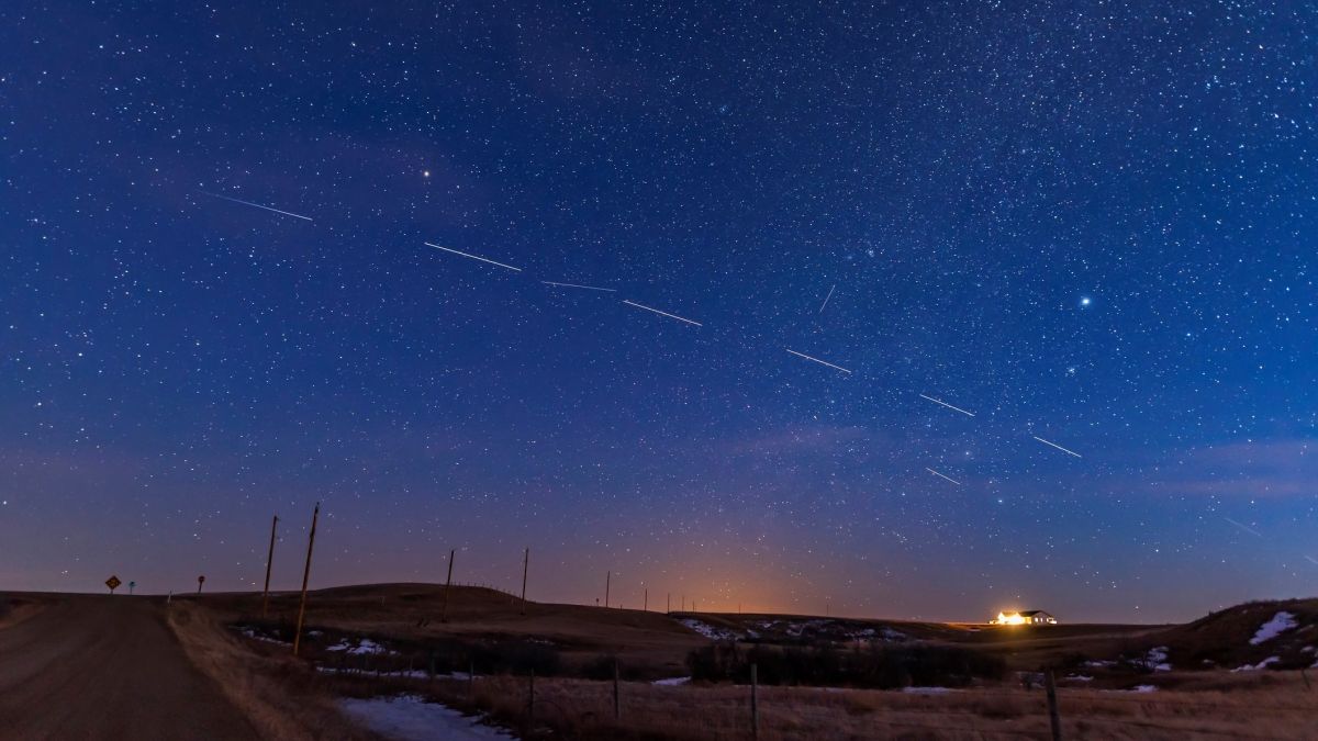 SPACEdotcom's tweet photo. Starlink satellite train: How to see and track it in the night sky https://t.co/WKaEvkKPU2 https://t.co/jUcFJBtSp8
