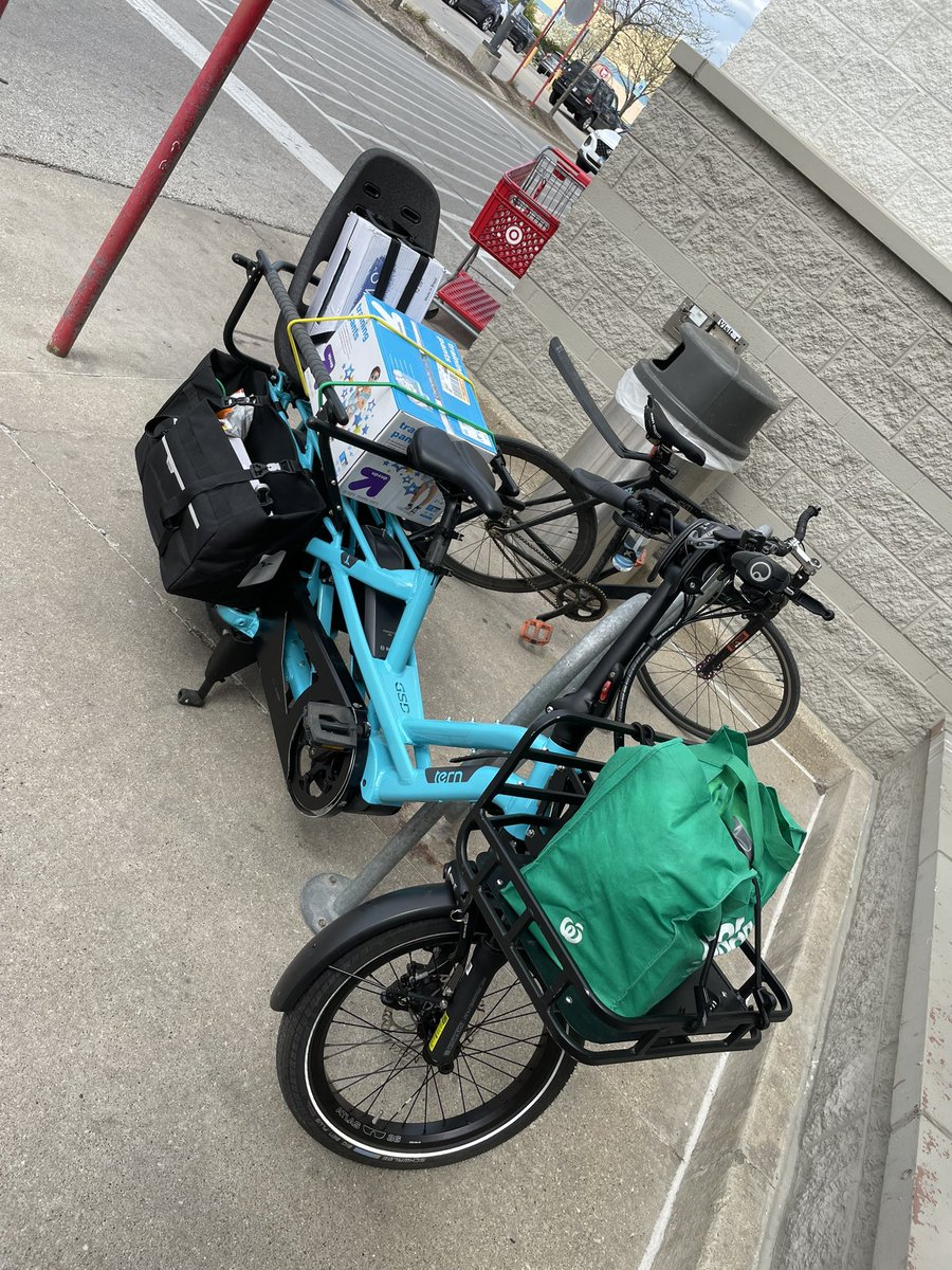 mollyfleck's tweet photo. Today in the #CarryShitOlympics: 95 lbs of tile, 20 lbs of grout, and $150 worth of stuff from Target, including a jumbo box of diapers. Get Stuff Done indeed! @ternbicycles @fourstarbikes https://t.co/01gi2Q88SJ