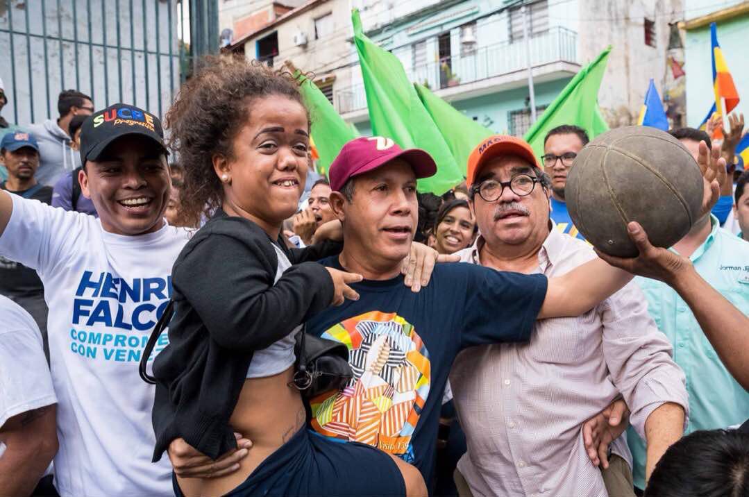 salsamir_'s tweet photo. ¿Se acuerdan de la enana que cargó Henri Falcón?

💫triunfando como siempre💫 https://t.co/ao7i3Y4DdK