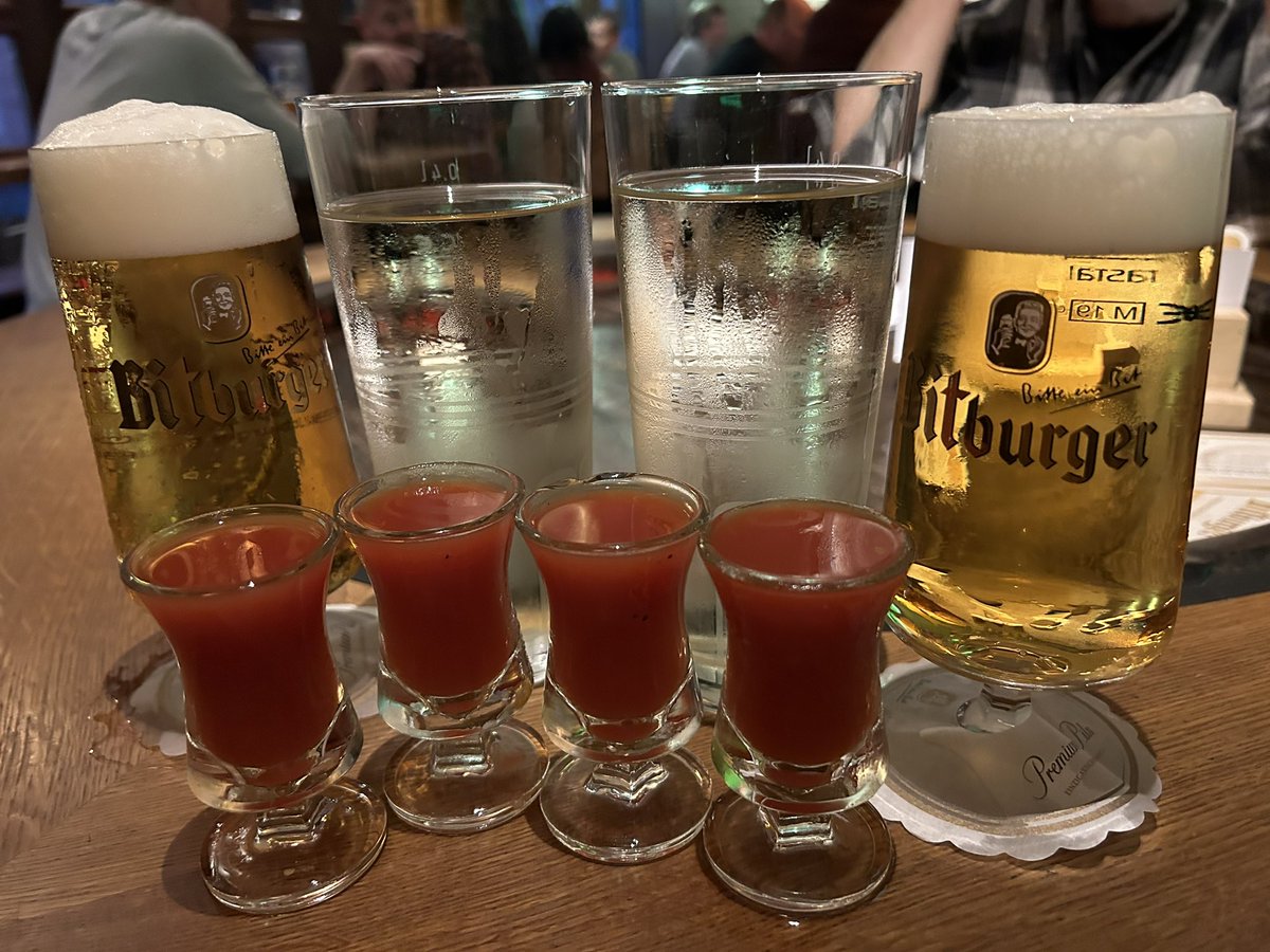 WeberKerstin's tweet photo. Schatz, sie spielen unser Lied.
#Mainz #Andau https://t.co/yzrJXbAunG
