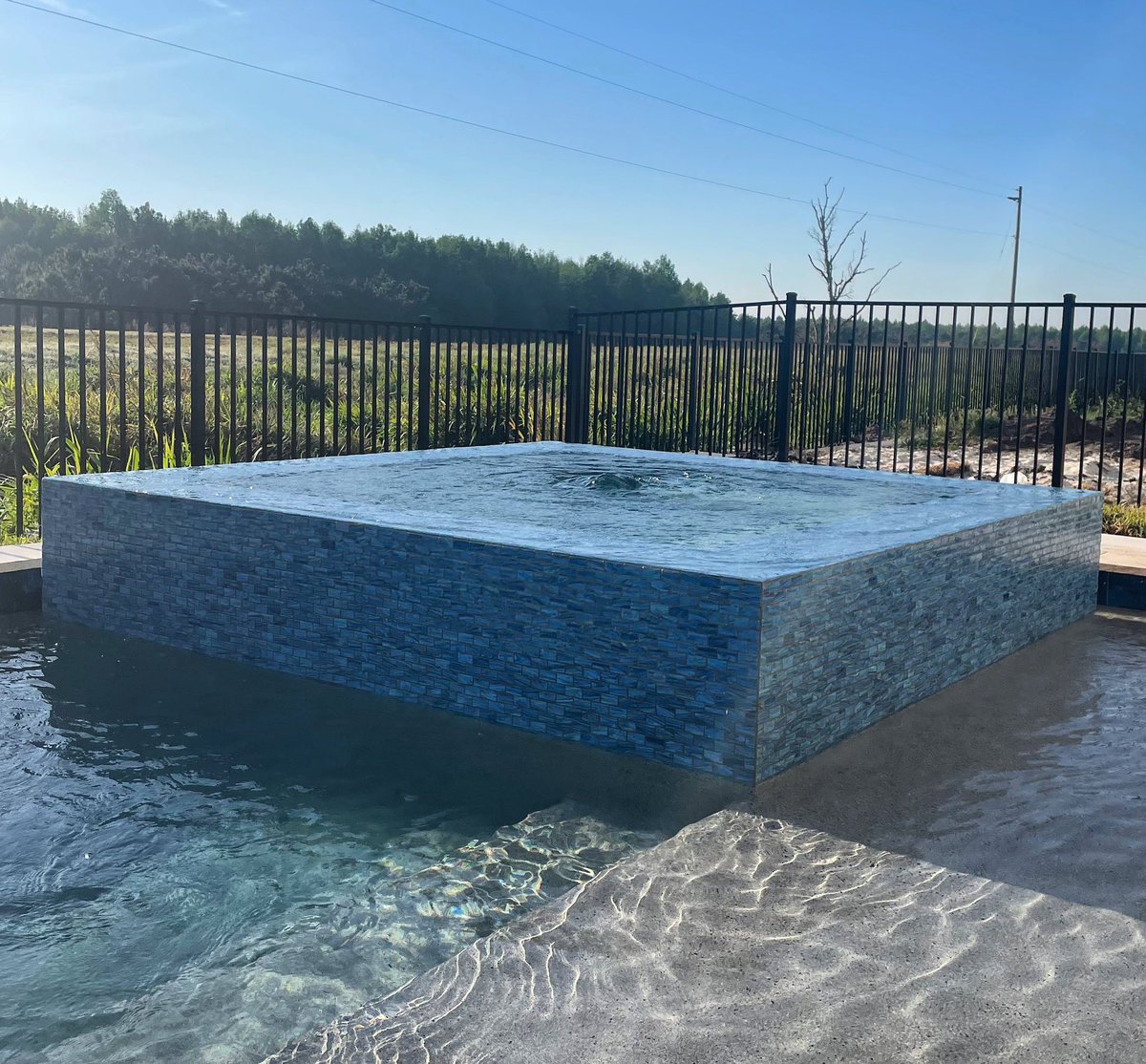 Beautifully tiled spa 🤩 
#Pool #poolbuilder #pooldesign #custompools #wintergardenpools #orlandopools #wintergarden