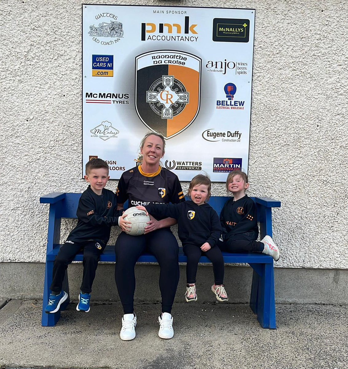 ⭐️⭐️⭐️First to throw in is 3 special little Rangers Dan, Anna & Emma Kernan who will Sponsor The Ball V @ArmaghHarpsGFC @ArmaghLGFA SFL 📅Sat 22nd April ⏰7pm 📍Main Field. 🏐The Kernan family presented the ball, Team Captain, Sinead Boyle ⭐️Thanks @TonyKernan Sinead & family.