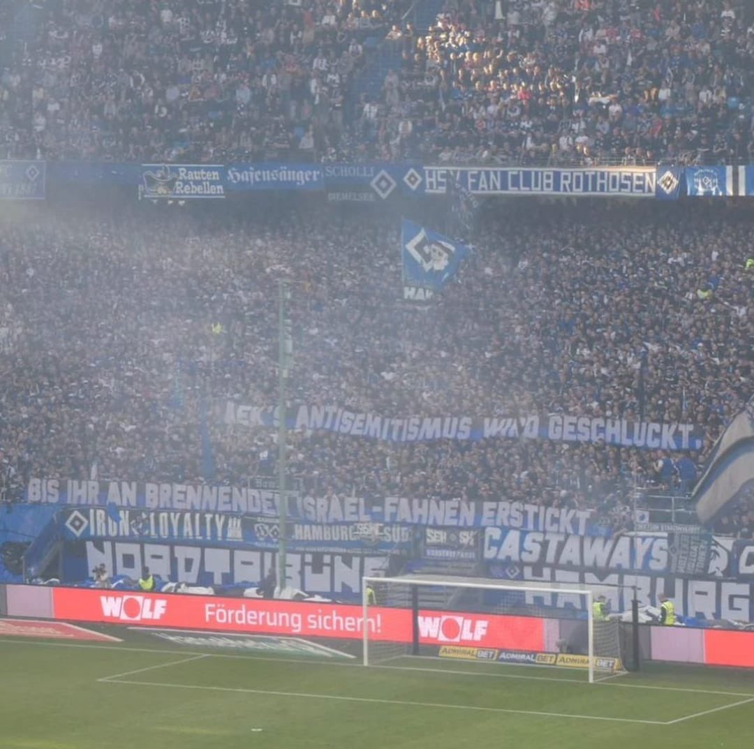 „AEK‘S Antisemitismus wird geschluckt. Bis Ihr an brennenden Israel-Fahnen erstickt.“ #hsvfcstp