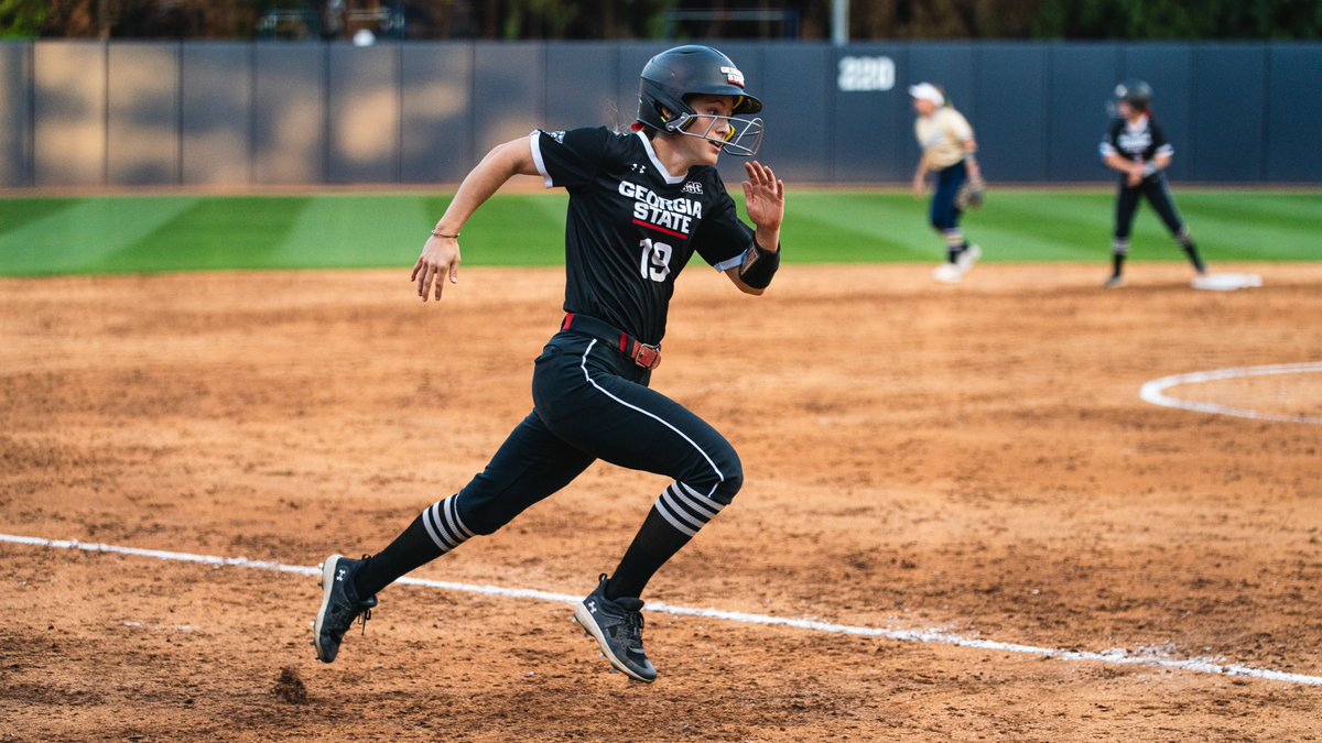 GSU_Softball's tweet photo. 𝙏𝙍𝙄𝙋𝙇𝙇𝙀𝙀𝙀𝙀 🚨

@brownemily_  brings home @EmmaYanes3 on third, then scores on a wild pitch!! 

T2 | GSU 5 - APP 7 https://t.co/dBqTsZifRP