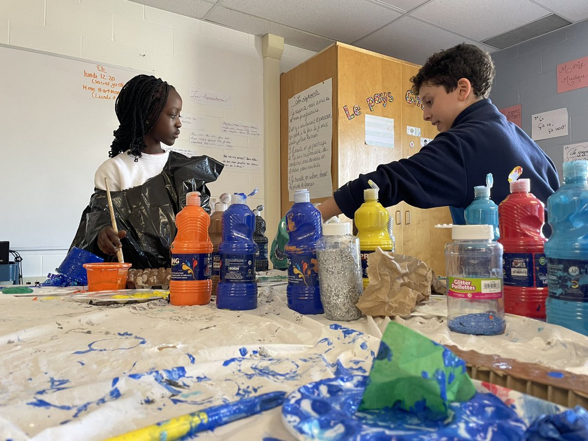 Mme_Hartmann's tweet photo. These students are definitely not afraid to think outside the box! 📦 #Art4Change @StGregoryOCSB @OttCatholicSB @ocsbArts @ocsbBonjour #ocsbDL https://t.co/BZmaII5vR2