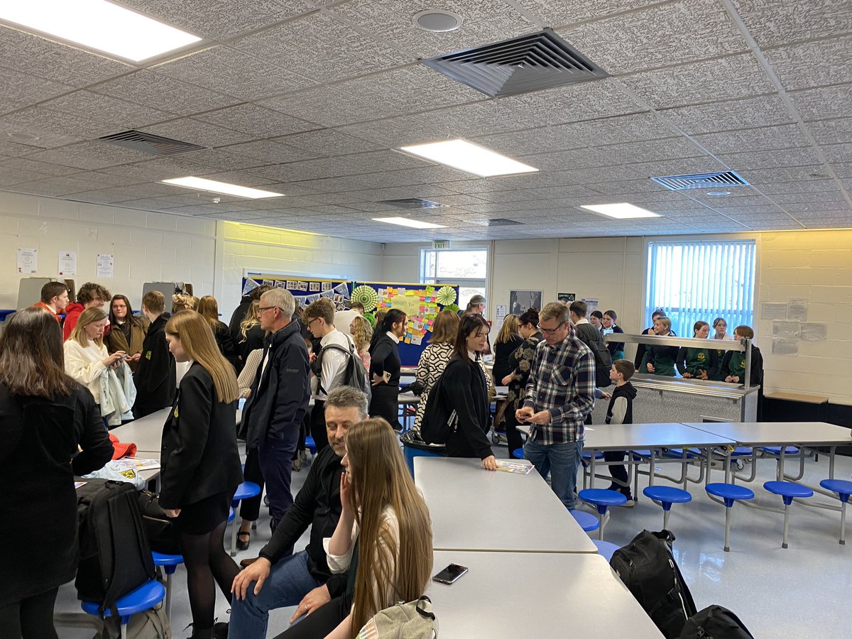 burchell_susie's tweet photo. Thank you to all S4-6 Leavers for sharing memories and enjoying our last day together 💚 go shine brightly 🤩 #milnesmakesadifference @MilnesHigh https://t.co/7MgvvCe9xg