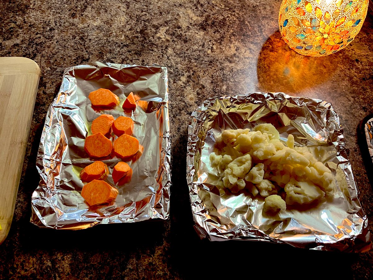 dawn_kimmy_nl's tweet photo. I made a shake n bake chicken breast, with cheese cauliflower and a sweet potato! #fridaysupper https://t.co/Xq4rrqqfIE