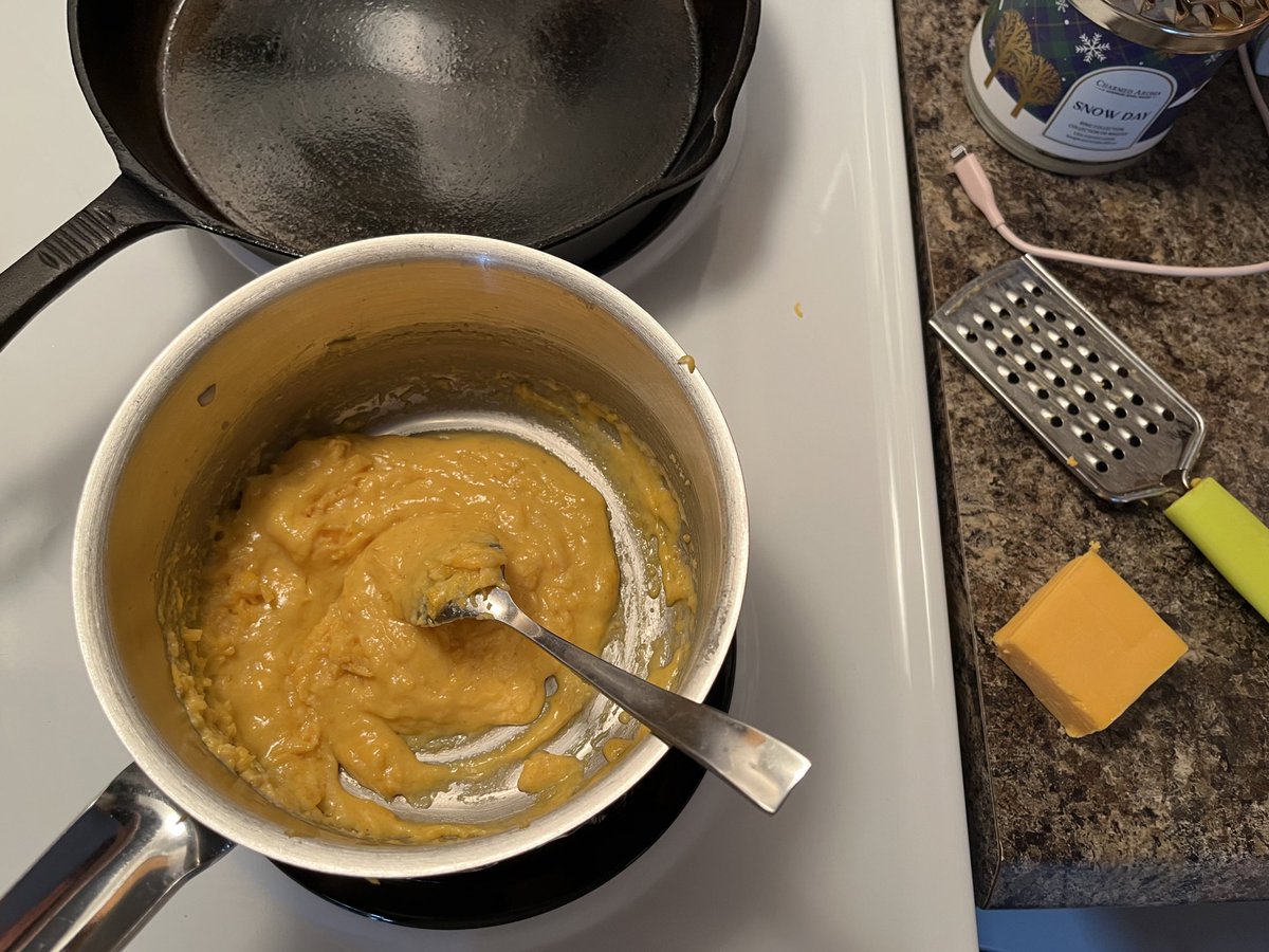 dawn_kimmy_nl's tweet photo. I made a shake n bake chicken breast, with cheese cauliflower and a sweet potato! #fridaysupper https://t.co/Xq4rrqqfIE