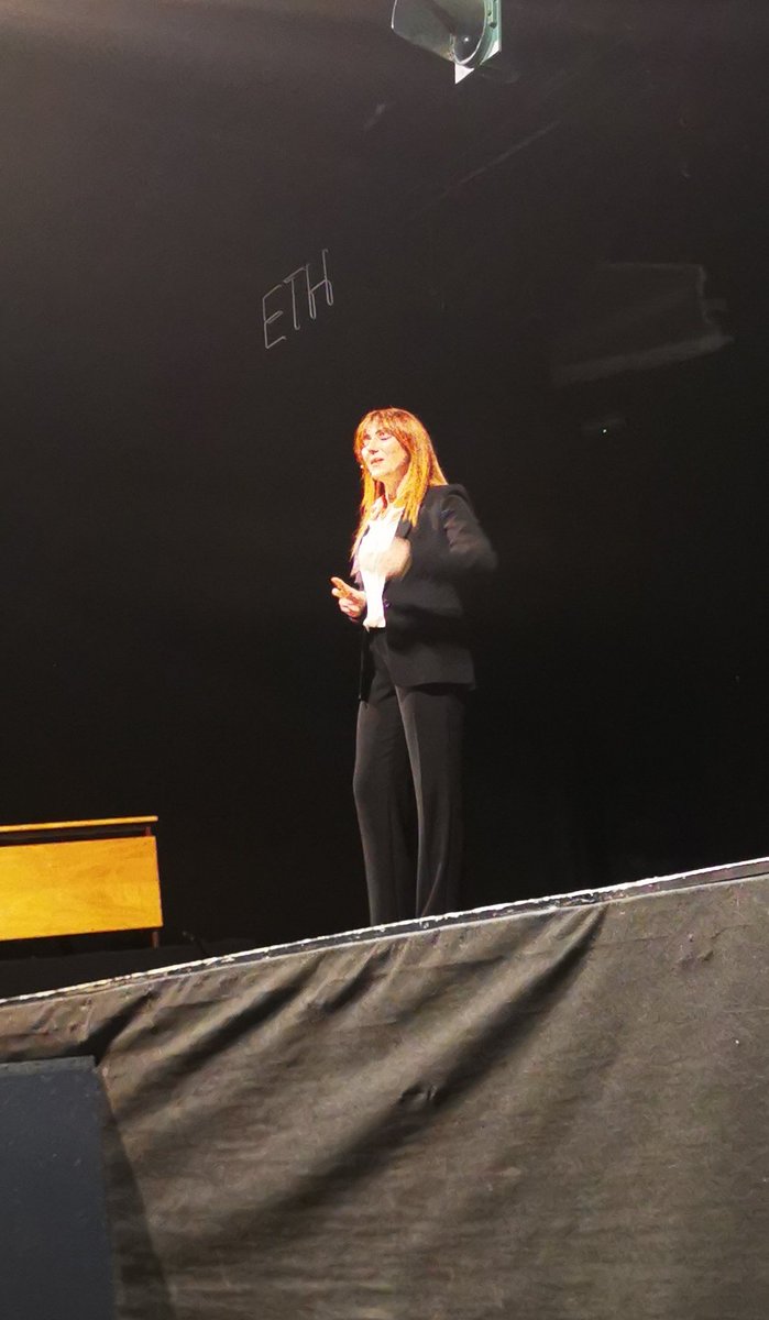 piegiuliano's tweet image. #entangled &quot;ogni cosa è collegata&quot;.  @GREISON_ANATOMY incanta  alla prima milanese del suo nuovo monologo tratto dall&apos;omonimo libro. #fisicaquantistica #teatromenotti #GabriellaGreison