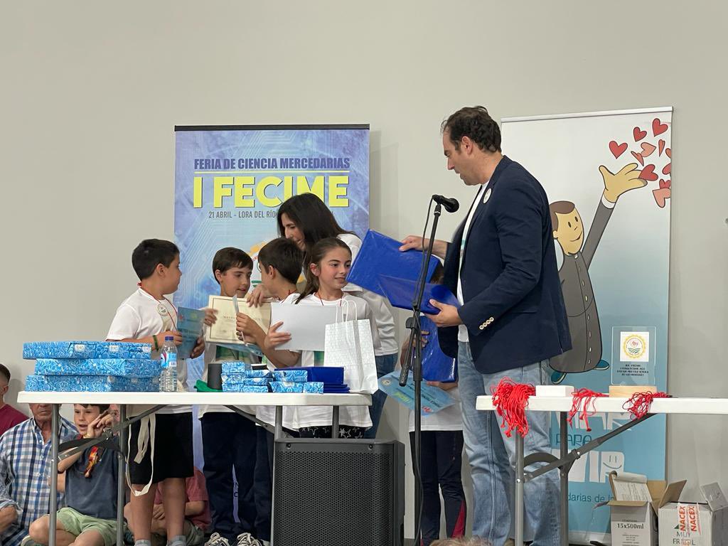 aytoloradelrio's tweet photo. ➡️ Imágenes de la entrega de premios de la I Feria de Ciencia Mercedarias #FECIME, que ha tenido lugar hoy viernes en la Caseta Municipal de #loradelrio. Ha contado con la presencia del alcalde @FranCarrasco, y los concejales @alba_oh7, @jmcontrerasd_ y #DavidOlivares. https://t.co/GKfWmgGepN