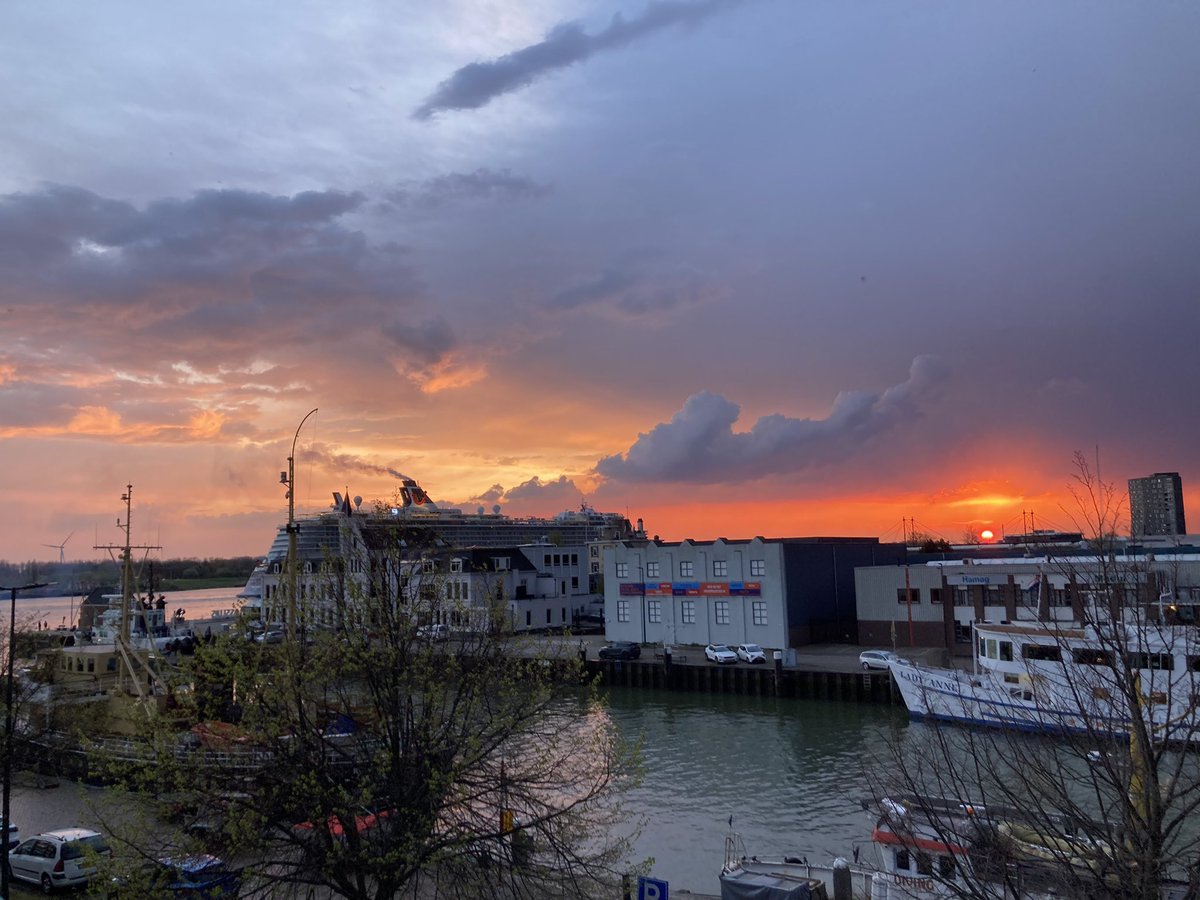 AdrietteDeLange's tweet photo. Abendstimmung #Maassluis #ongefilterd https://t.co/7nJ7q3D4ci