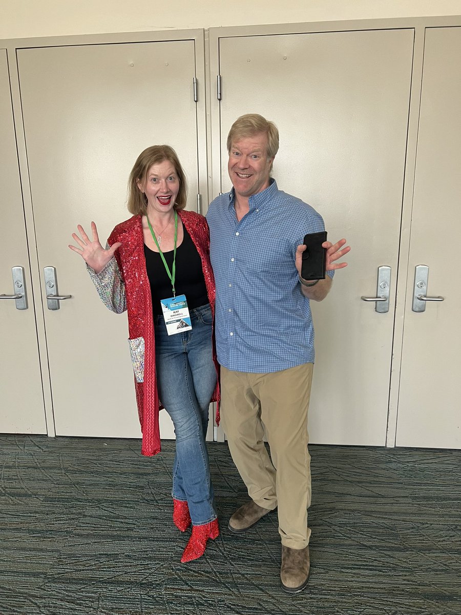 CanadianKayMD's tweet image. @theSGEM came down to sneak in and brought a sparkly present I get to borrow! Matches the boots perfectly. #SRPC2023