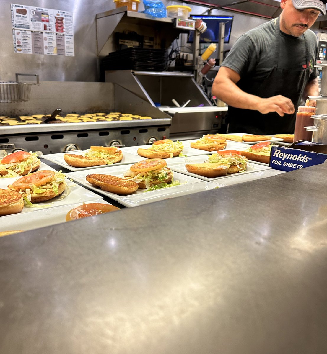 DeannaOrlando's tweet photo. When a bus arrives with 32 hungry baseball players in the middle of the lunch rush, you say come on in, we got this. In and out in less then 30 minutes. #chilislove #hotandfast @dale_bullotta @cc321321 #Ca https://t.co/MbLXWe0FVg