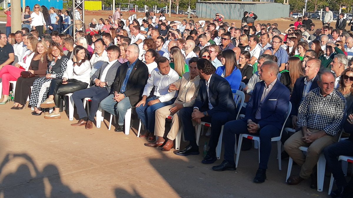 misionesonline's tweet photo. @rovira_carlos El gobernador @herrerayflia entregó a la empresa un decreto que le permitirá entregar el bio herbicida que elabora en Misiones. https://t.co/Gijw7ajPxo