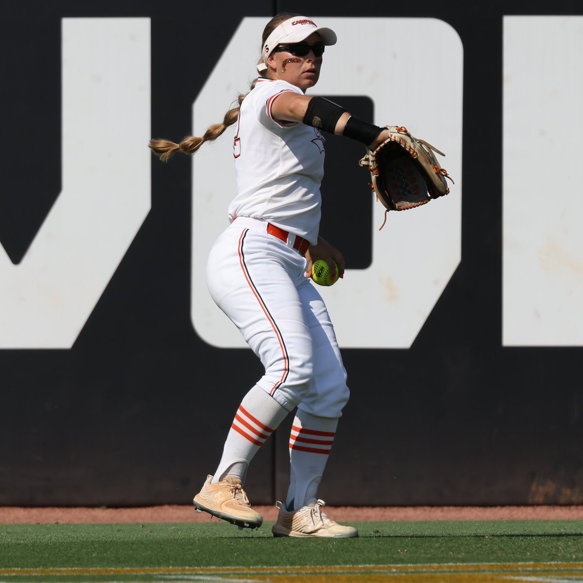 GoCamelsSB's tweet image. 𝐒𝐞𝐧𝐢𝐨𝐫 𝐒𝐩𝐨𝐭𝐥𝐢𝐠𝐡𝐭 ➡️📸 𝐂𝐥𝐚𝐮𝐝𝐢𝐚 𝐖𝐚𝐫𝐞

Join us for Senior Day tomorrow as we take on Radford in a doubleheader starting at 1 PM!

#OnTheClock | #RollHumps 🐪🥎