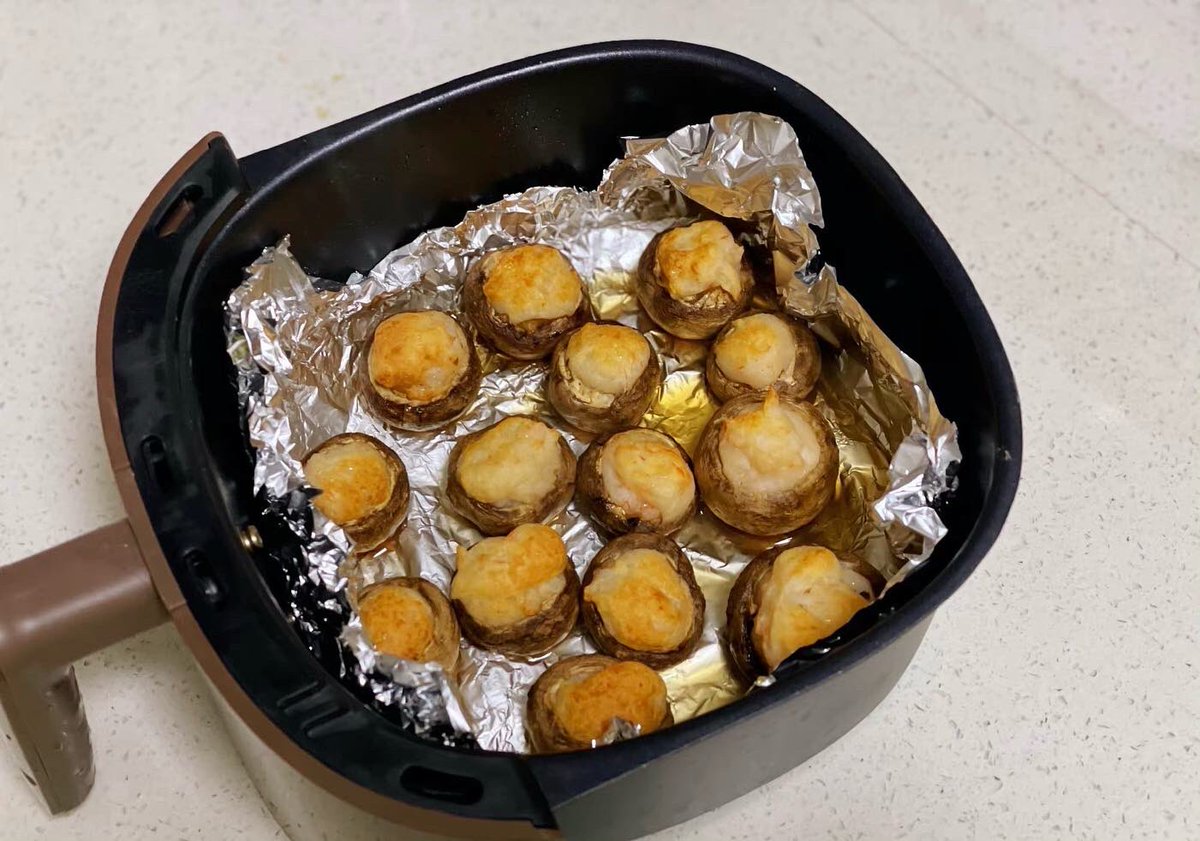 Steven25819089's tweet photo. 早上自己制作的小餐包，好像失败了，估计没人敢吃吧，早知道不那么早起来做了😭😭 https://t.co/wujlokZz0l