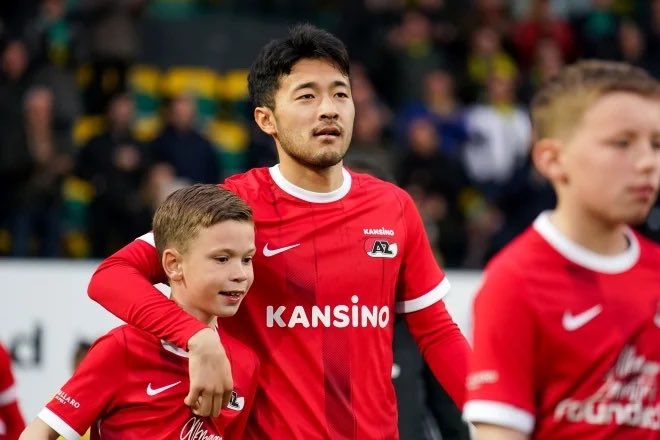 voshans's tweet image. Misschien wel de leukste foto van een memorabele Europese voetbalavond in #Alkmaar… 
(Beeld Getty) #AZAND #UECL #AZ 
#YukinariSugawara #AZAlkmaar #JPN🇯🇵