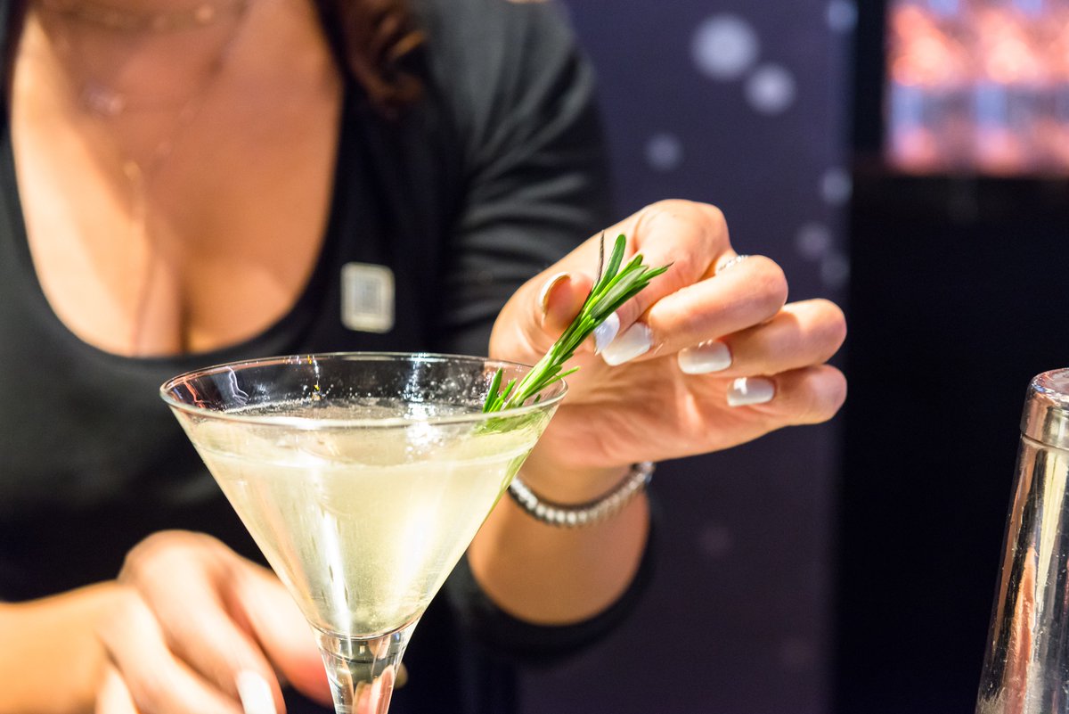 LHChicago's tweet photo. Time for cocktails. Come find us on the 21st floor. #LHRooftop #BeIntrigued https://t.co/yutGidhlF4