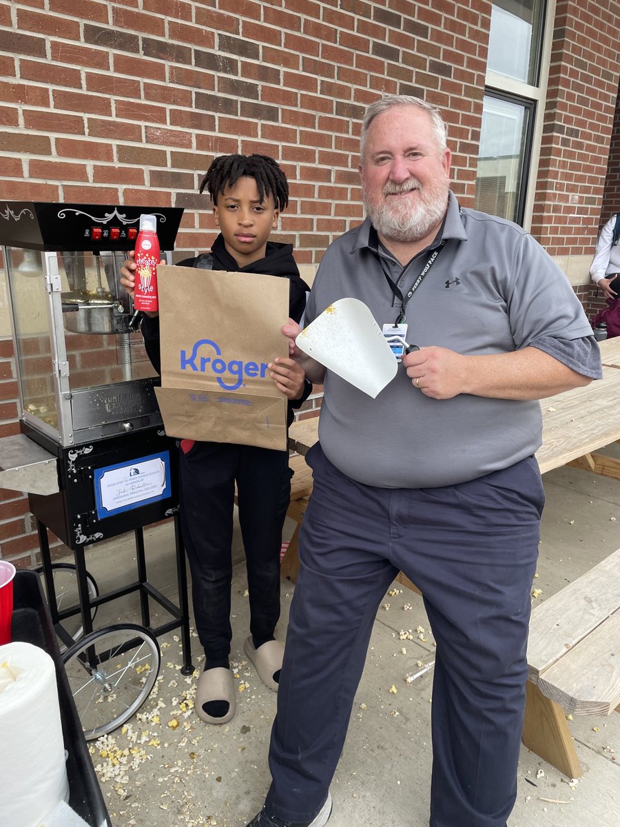 Popcorn Friday ⁦<a href="/PerryMSWolves/">Perry Middle School</a>. I could not have popped enough popcorn without the help of Royce!
So impressed with his ability manage the stress of "serving others".   Thank you Worthimgton Kroger for helping supply the bags.⁩ #ItsWorthIt ⁦⁦<a href="/wcsdistrict/">Worthington Schools</a>⁩