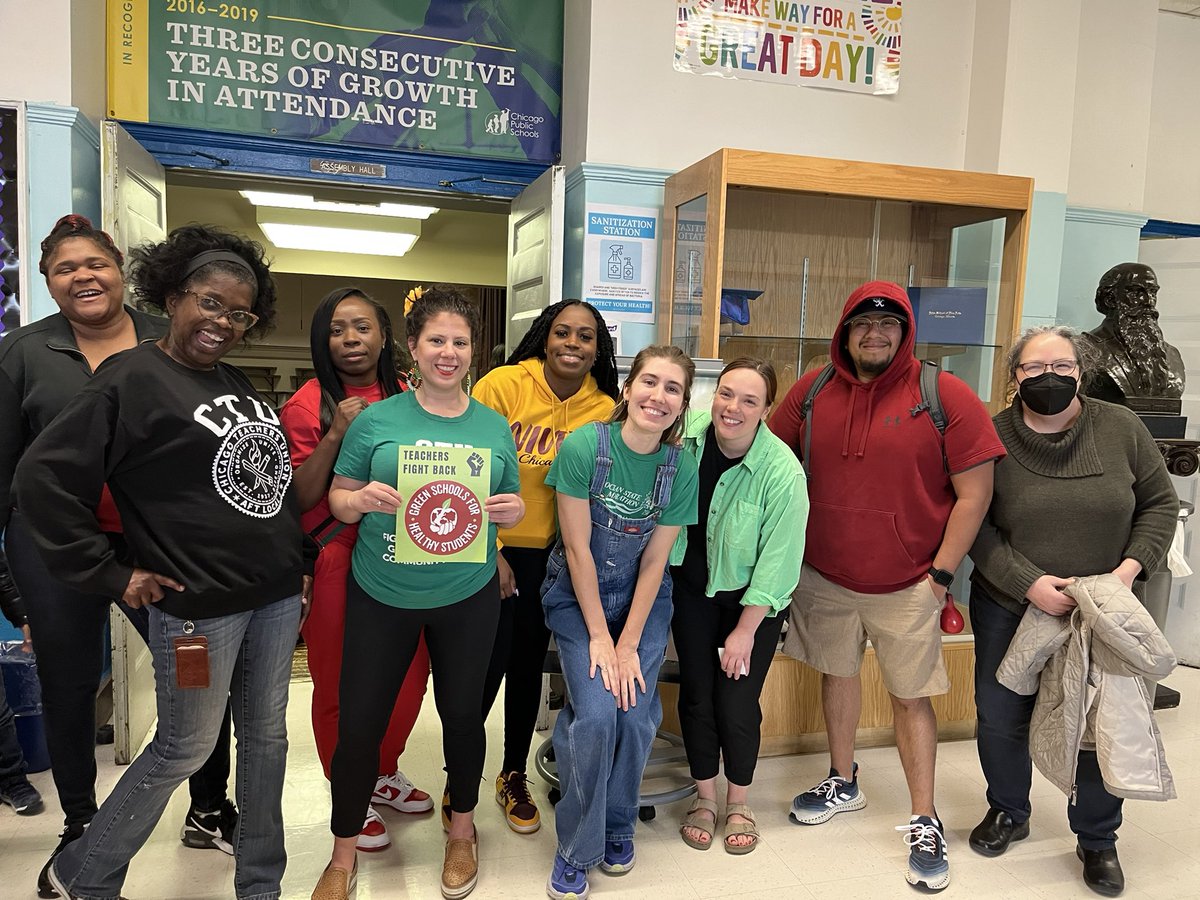 ErinALynch1's tweet photo. Jahn School CTU and SEIU members want green schools now! @CTULocal1 #GreenSchools #CTUClimateJustice https://t.co/p6NOBhqj5t