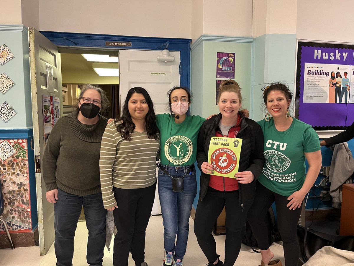 ErinALynch1's tweet photo. Jahn School CTU and SEIU members want green schools now! @CTULocal1 #GreenSchools #CTUClimateJustice https://t.co/p6NOBhqj5t