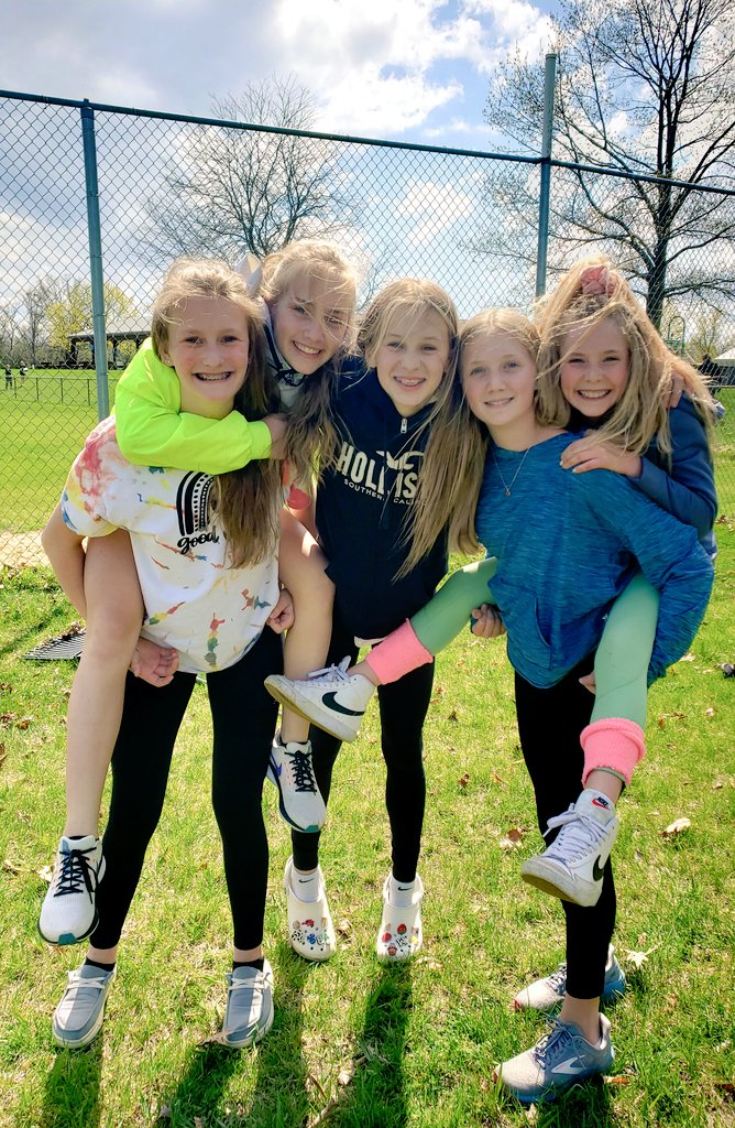 rryanhartley's tweet photo. ❤ the teamwork, positivity & camaraderie in this 7th grade @WCSWarhawks group during their Earth Day service project today! What a great way to end the week and make a positive impact on our community! @MsHandelWCS @teachinghardy #wcsflight #flight2future #EarthDay2023 https://t.co/y02LGYO6JO