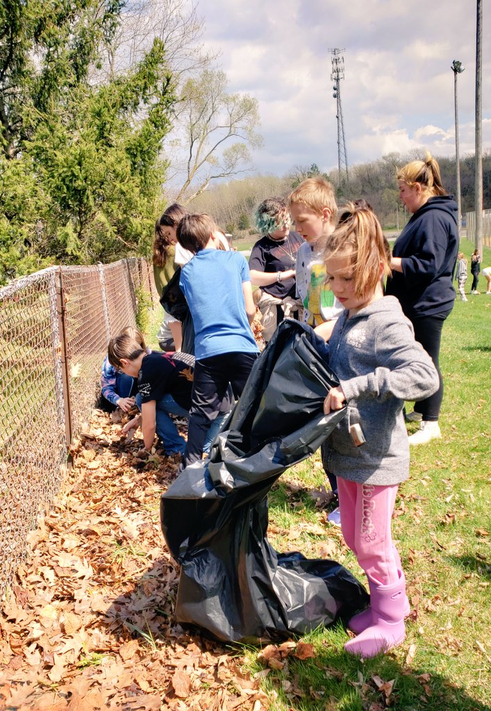 rryanhartley's tweet photo. ❤ the teamwork, positivity & camaraderie in this 7th grade @WCSWarhawks group during their Earth Day service project today! What a great way to end the week and make a positive impact on our community! @MsHandelWCS @teachinghardy #wcsflight #flight2future #EarthDay2023 https://t.co/y02LGYO6JO