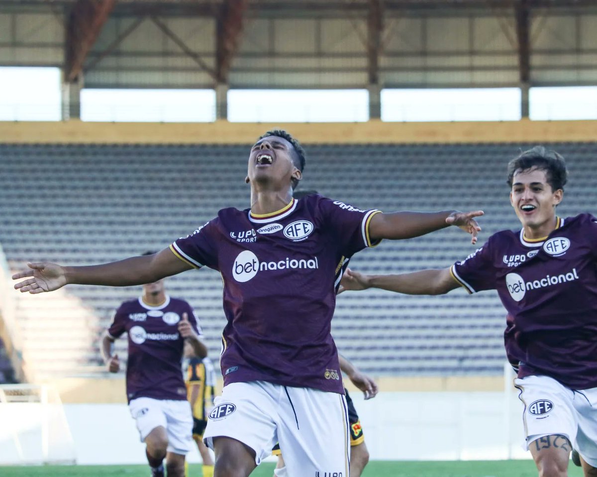 afeoficial's tweet photo. 👏🇱🇻🚂💨
Vitória grená!

Nesta sexta (21), a Ferroviária venceu o Novorizontino por 2 a 1, na Fonte Luminosa, pela segunda rodada do Paulista sub-20! Os gols da AFE foram marcados por Cantarelli e Pedro Fubá!

A Locomotiva está com 100% de aproveitamento: 2 jogos, 2 vitórias. https://t.co/jtGjjDExQk