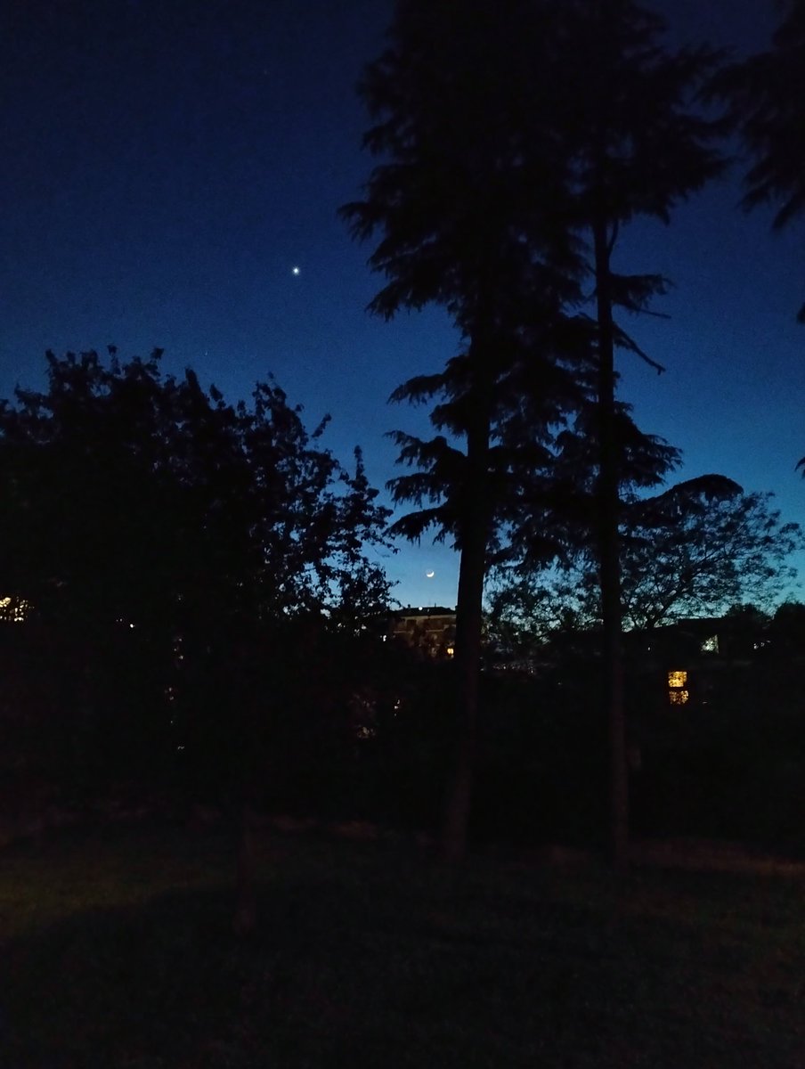 salsano's tweet photo. #DaLontano, è il posto dove lo sguardo si confonde coi pensieri.
#buonanotte https://t.co/0w2rE4aJNw