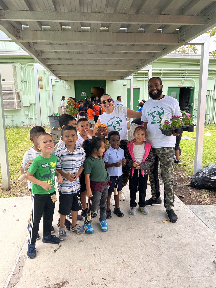 Ms_LJhones's tweet photo. Earth Day 🌎 is the best day! https://t.co/RM5hpXi3od