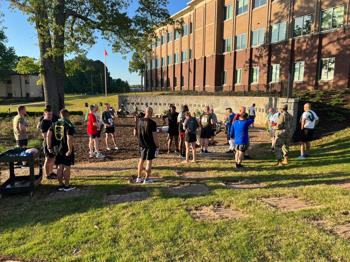 NGAGeorgia's tweet photo. This morning we held our #FunRun43 where many of our service members and their spouses had the opportunity to honor our 43 fallen heroes with a 4.3 mile run. 🏃‍♀️ 🏃‍♂️ 

Thank you to the organizers and participants! 
#NGAGA #HonorTheFallen 🇺🇸 https://t.co/5lnFNMeBu7