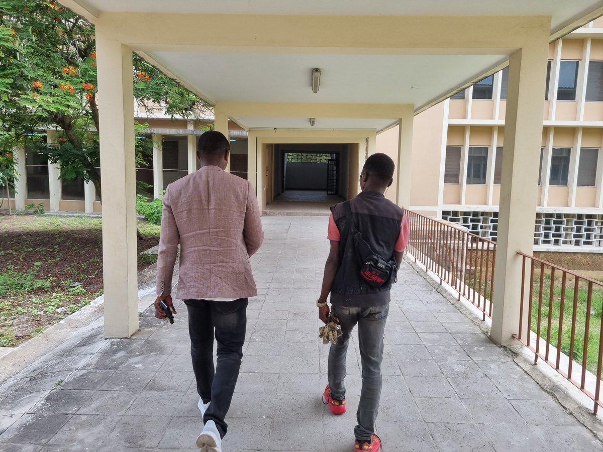 MunsantuK's tweet photo. Nous ne sommes pas à #Harvard ou #Sorbone mais à l'#UNIKIN (Université de Kinshasa) en #RDC.
Voilà l'une des raisons qui poussera les Compatriotes à renouveler le mandat de #BÉTON et jamais un étranger au sommet.
@MpindaKRichard témoin oculaire
S/FATSHI
D/FATSHISTES ✌️ https://t.co/Jfn51WZCjx