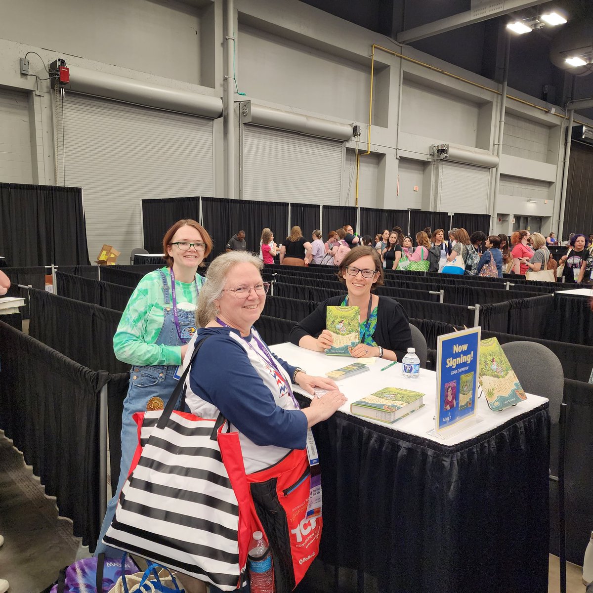 Fun to catch @TaraDairman at the end of her signing slot. She had a HUGE line earlier! THE GIRL AT EARTH'S END is a beautiful story w beautiful cover by one of our finest MG authors. #txla23 #tla23