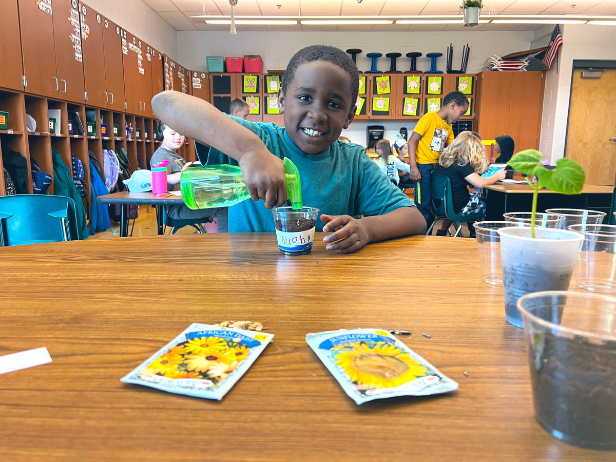 TeamLawrenceEFE's tweet photo. We celebrated Earth Day early by planting flowers and talking about ways we can reduce, reuse and recycle 🌎🌻♻️ https://t.co/Ueh9X146Qo