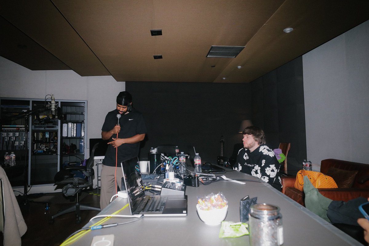 murdabeatz's tweet photo. 🔥🔥🔥 @BigSean 

Me And Sean were Reminiscing on the time I drove 8 hours to drop him off a usb stick with beats and my info in it back in 2014. Real one for remembering that fr!! 🤞🏻 https://t.co/rvmWt7Z4zq
