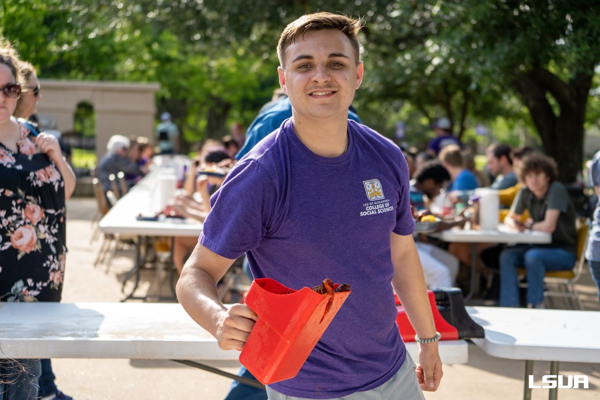 LSUAlexandria's tweet photo. Generals Jam and Crawfish Boil was a tail-snapping success!! What a beautiful night under the oaks with students, staff, faculty, and the LSU Tigers Board of Supervisors. Thanks to Matt Laborde and Def Jam for setting the perfect mood with their music!

#lsua #withoutlimits https://t.co/BTTvMmWFHh