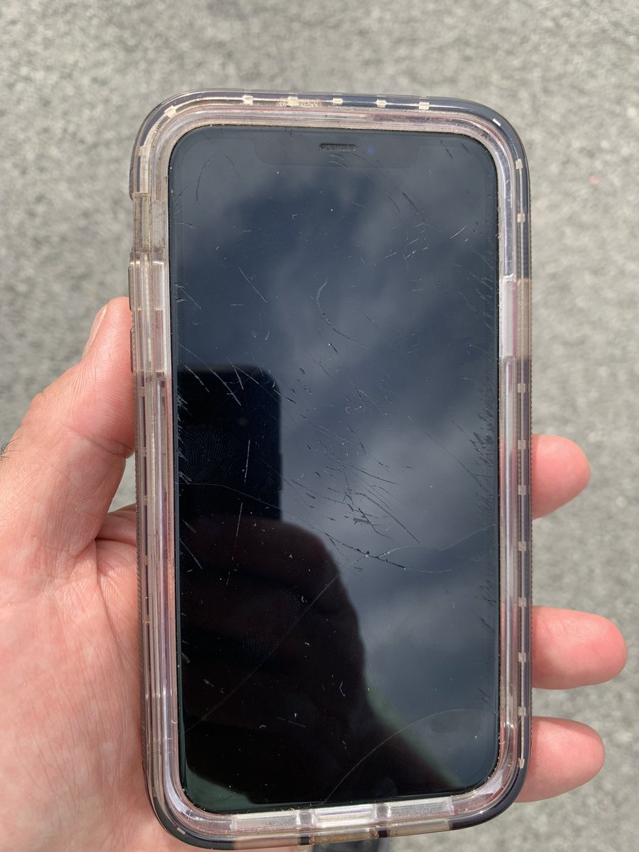 All_in_LC's tweet photo. A gentleman in Pikeville just found this phone outside his office.  If any of the LC folks knows who it belongs to, please have him/her to call +1 (606) 213-5039. 

#GoodSamaritan in Pike Co! https://t.co/SjIGzwyGmk