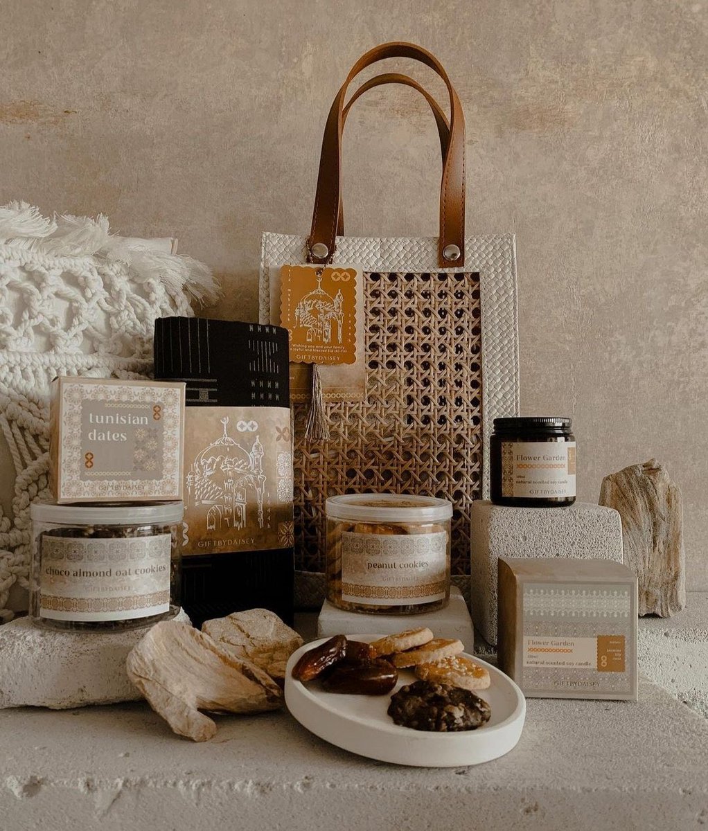 ㅤ
️️
️️
𝐓𝐚𝐪𝐚𝐛𝐛𝐚𝐥𝐚𝐥𝐥𝐚𝐡𝐮 𝐦𝐢𝐧𝐧𝐚 𝐰𝐚 𝐦𝐢𝐧𝐤𝐮𝐦, Selamat Hari Raya Idulfitri 1444H,
Mohon Maaf Lahir dan Batin. 

ㅡ Galih &amp; Jenaka.

️️
️️