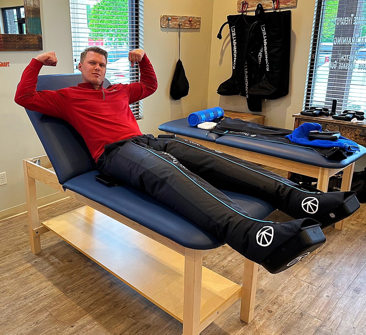 AJOneBody's tweet photo. Ryan Dye stay on point making sure the body is recovered🙌🏾💪🏾🙌🏾
@therabody
One Body By AJ Recovery Center
2686 West Oxford Loop STE 124
#oxfordms #faith #onebodybyajrecoverycenter #recovery #compressionsleeves #theragun #therabody #personaltraining https://t.co/zK49zvwoy2