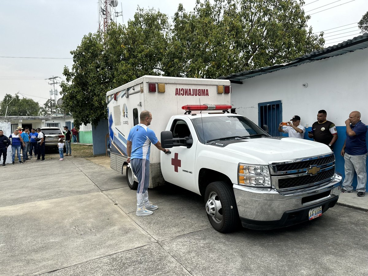 pedroluisanchez's tweet photo. La Ambulancia perteneciente a Lima Blanco la vamos a repotenciar gracias a la ayuda de nuestro Gonermador @albertogalindez 
Porq la Salud no tiene color político 
Vamos Palante 💪 https://t.co/8jJzBt2tl3