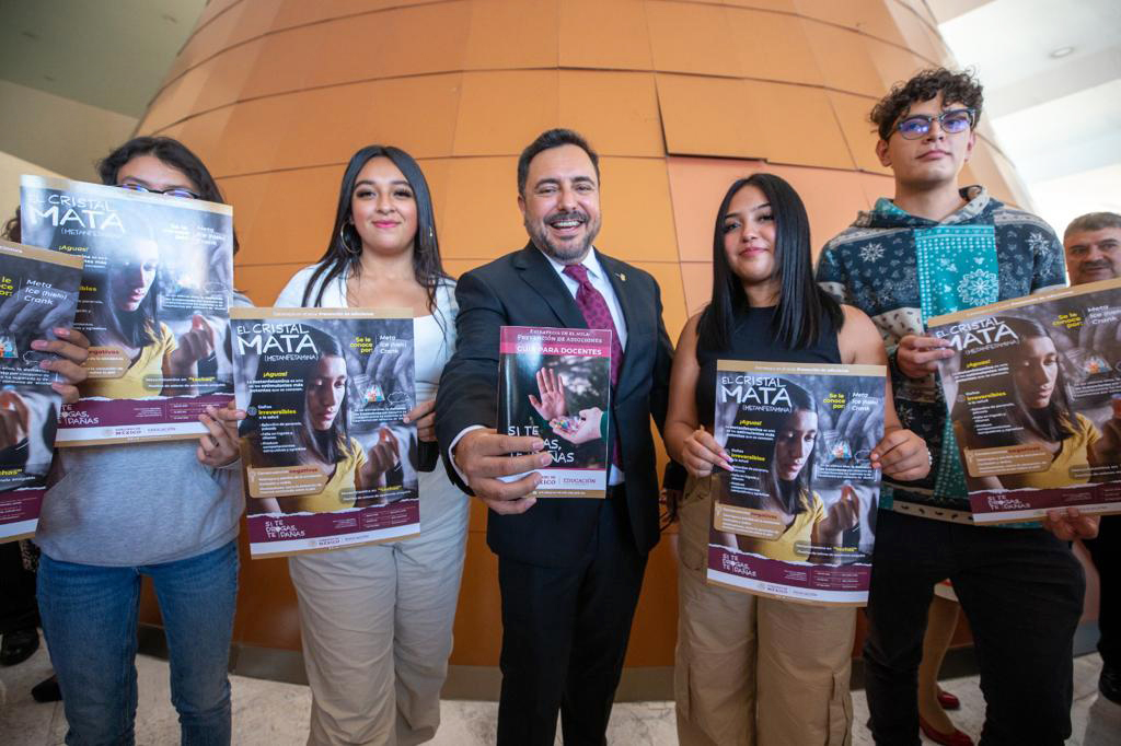 SEP_mx's tweet photo. 🗞️#SEPInforma
El @IPN_MX se suma a #EstrategiaEnElAula en sus 19 #Cecyts y en un Centro de Estudios Tecnológicos, ubicados en la capital, Estado de México, Hidalgo y Zacatecas, con una matrícula de 66 mil 731 estudiantes.
Conoce más:
👉🏼🔗https://t.co/jmKvJJAeX1 https://t.co/w2o40Kmqbk